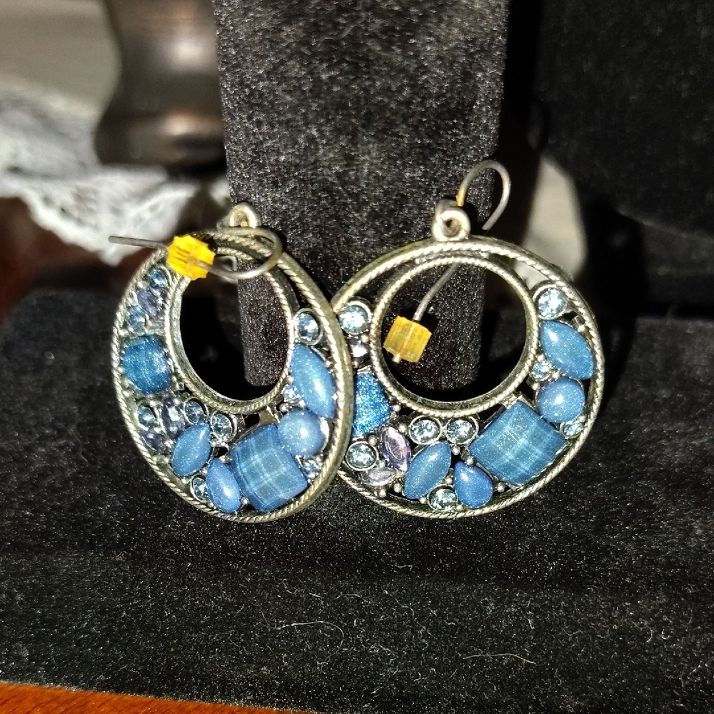 Elegant Blue and Silver Earrings - Picture 3 of 6